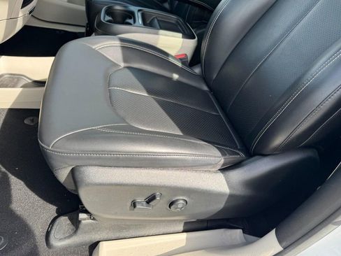 Used 2020 Chrysler Voyager Lxi image 16