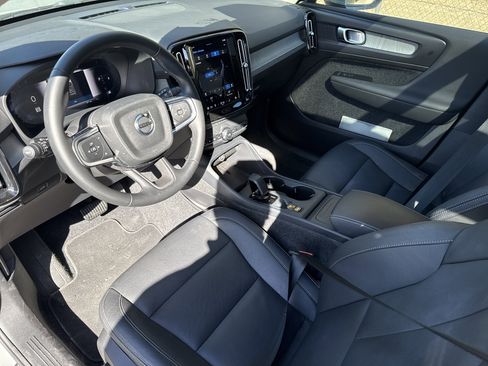 Used 2025 Volvo XC40 B5 Core image 26