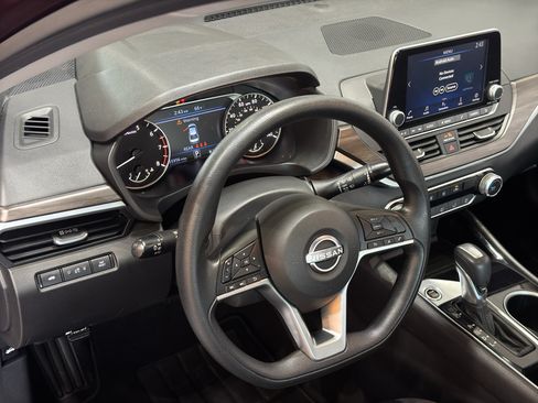 Used 2024 Nissan Altima 2.5 SV FWD image 18