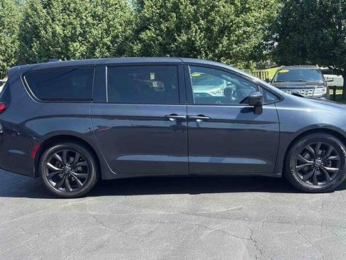 Used 2020 Chrysler Pacifica Touring w/ S Appearance Package FWD image 1