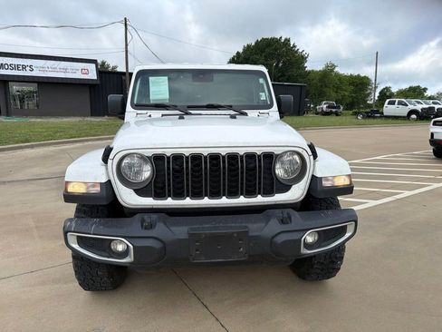 Used 2025 Jeep Gladiator Sport AWD/4WD image 2