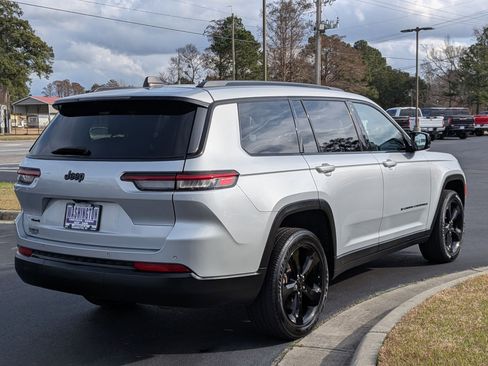Used 2023 Jeep Grand Cherokee L Laredo image 5