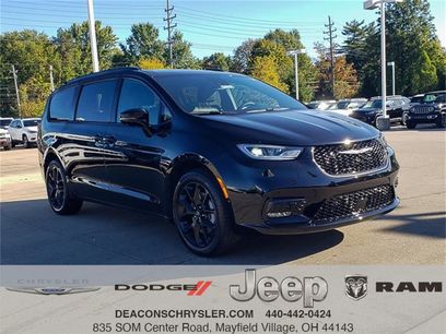New 2026 Chrysler Pacifica Limited w/ S Appearance Package