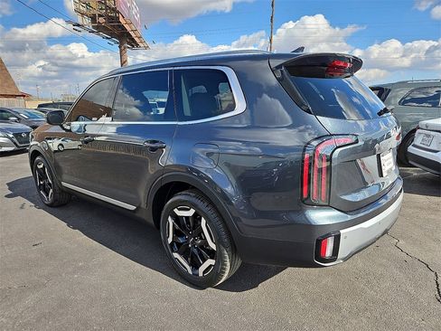 Used 2023 Kia Telluride EX w/ EX Captain's Chair Package image 4