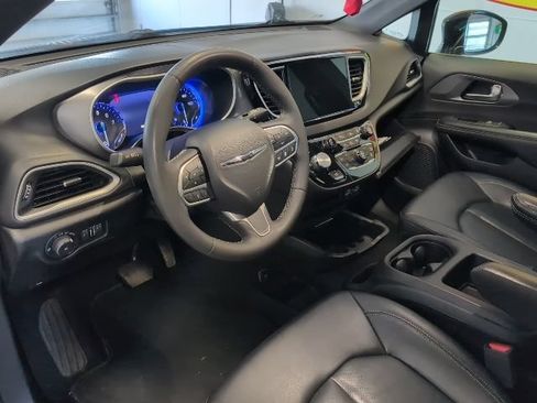 Used 2025 Chrysler Pacifica Select FWD image 10