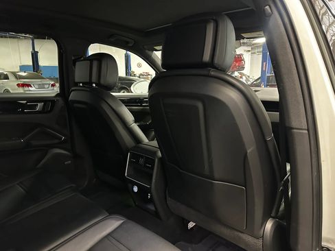 Used 2022 Porsche Cayenne w/ Premium Package AWD/4WD image 20