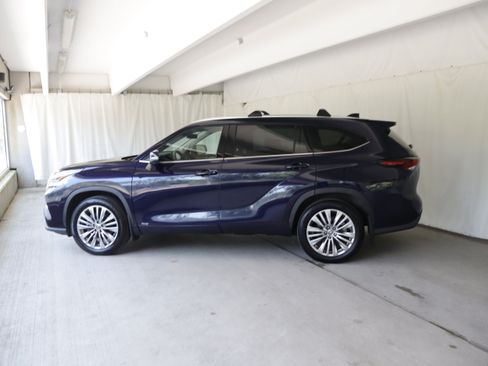 Used 2025 Toyota Highlander Platinum AWD/4WD image 21