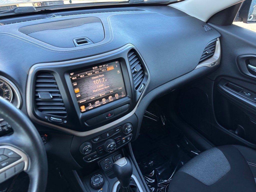 Used 2014 Jeep Cherokee Latitude w/ Comfort/Convenience Group AWD/4WD image 27