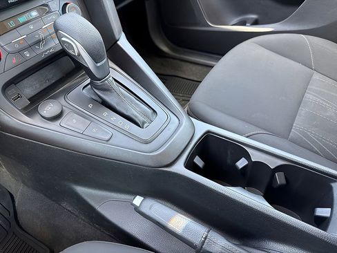 Used 2018 Ford Focus SE w/ SE Appearance Package image 20