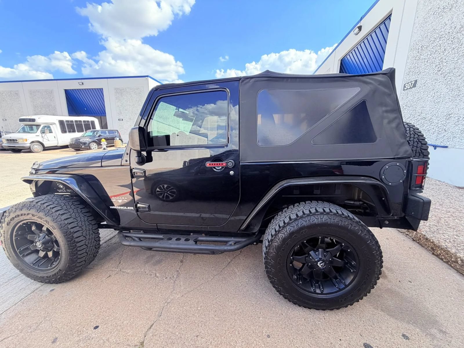 Used 2017 Jeep Wrangler Sahara w/ Connectivity Group AWD/4WD image 3