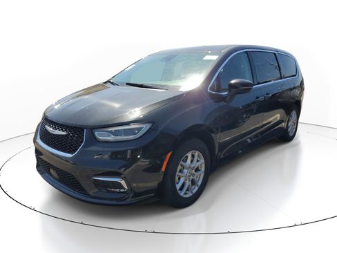 Used 2023 Chrysler Pacifica Touring-L image 3