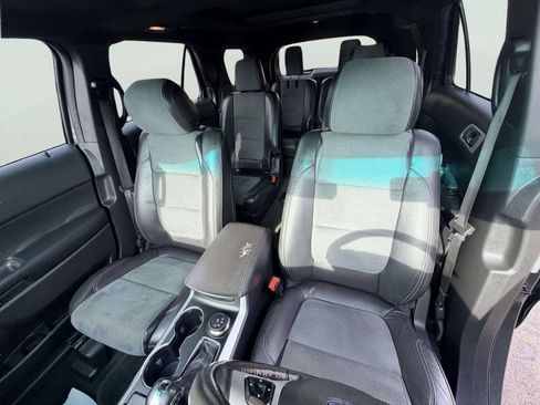 Used 2015 Ford Explorer XLT w/ Equipment Group 202A AWD/4WD image 17