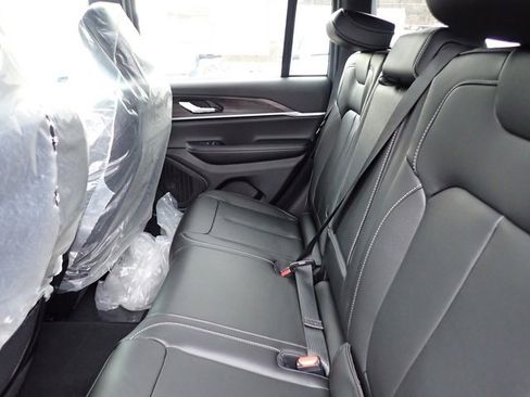 New 2025 Jeep Grand Cherokee Limited w/ Black Appearance Package image 13