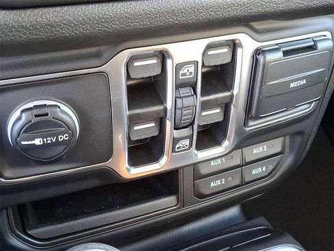 New 2025 Jeep Gladiator Sport image 17