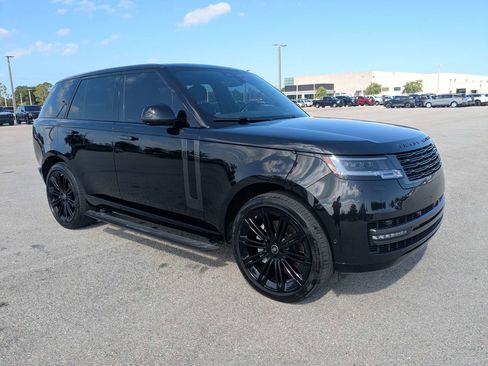 Used 2025 Land Rover Range Rover SE AWD/4WD image 2
