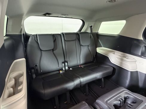 Used 2024 Kia Carnival LX image 7