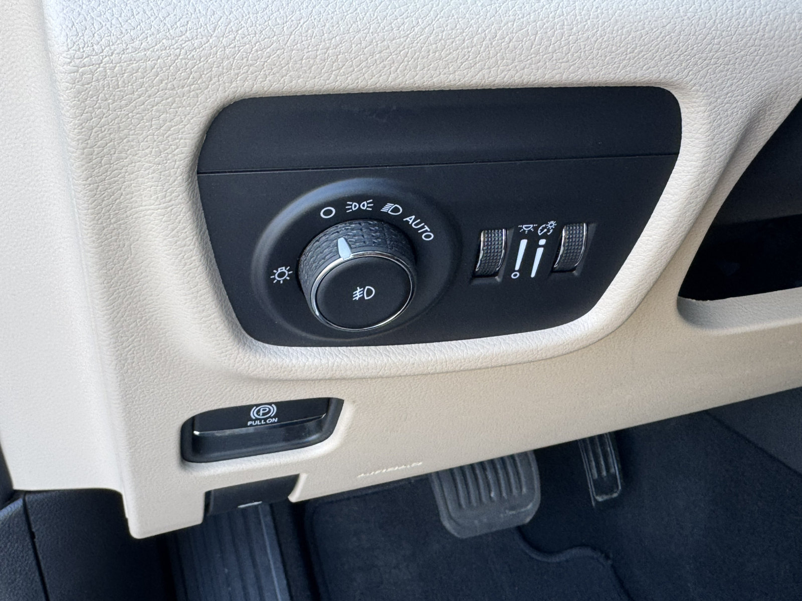 Used 2025 Jeep Grand Cherokee Limited w/ Luxury Tech Group II RWD image 37
