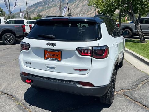 Used 2025 Jeep Compass Trailhawk AWD/4WD image 9