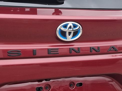 Certified 2025 Toyota Sienna XLE FWD image 33