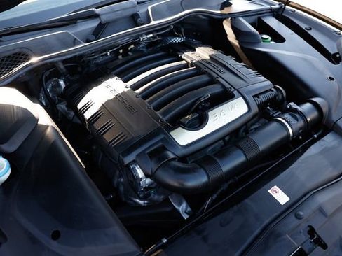 Used 2018 Porsche Cayenne Platinum Edition image 56