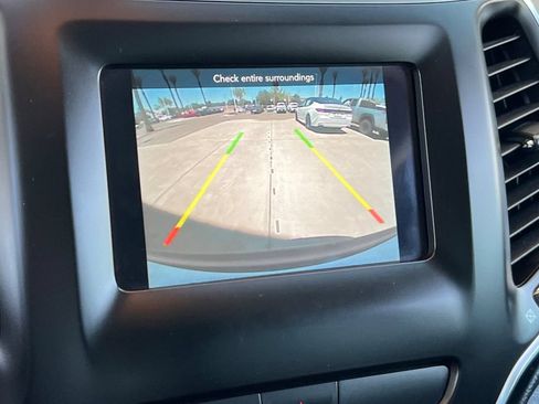 Used 2019 Jeep Cherokee Latitude w/ Popular Appearance Group FWD image 21