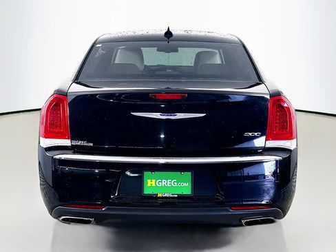 Used 2020 Chrysler 300 Touring image 8