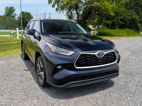 Used 2023 Toyota Highlander XLE AWD/4WD image 3