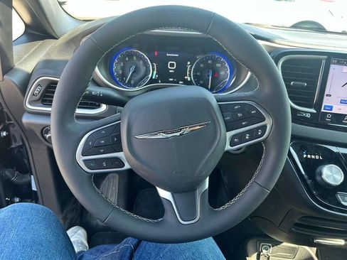 Used 2026 Chrysler Pacifica Select FWD image 13