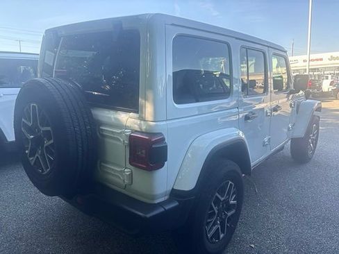Used 2026 Jeep Wrangler Unlimited Sahara AWD/4WD image 17