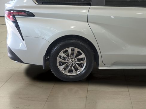 Used 2023 Toyota Sienna LE AWD/4WD image 28