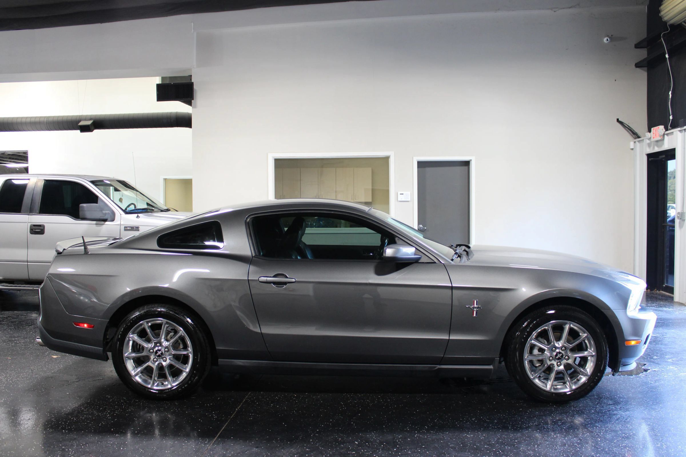 Used 2010 Ford Mustang Coupe RWD image 2