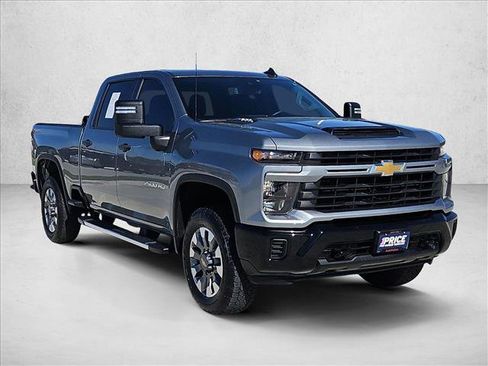 Used 2024 Chevrolet Silverado 2500 Custom w/ Custom Value Package image 3