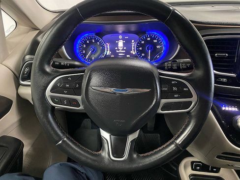 Used 2017 Chrysler Pacifica Touring-L Plus image 17