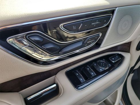 Used 2019 Lincoln Navigator Reserve image 17