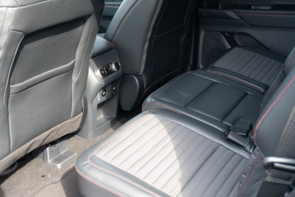 Used 2025 Ford Explorer ST-Line RWD image 23