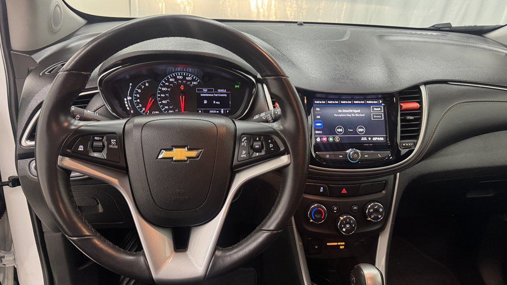 Used 2020 Chevrolet Trax LT w/ LT Convenience Package FWD image 16