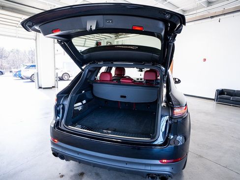 Used 2022 Porsche Cayenne Platinum Edition image 59