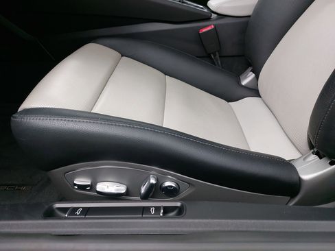 Used 2018 Porsche 718 Boxster image 25