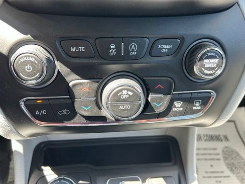 Used 2019 Jeep Cherokee Limited w/ Luxury Group AWD/4WD image 28