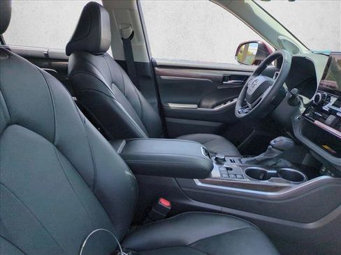 Certified 2025 Toyota Highlander Limited AWD/4WD image 21