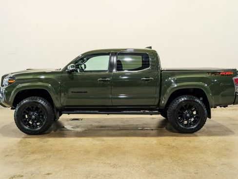 Used 2022 Toyota Tacoma TRD Sport w/ TRD Premium Sport Package AWD/4WD image 5