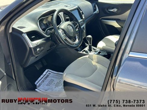 Used 2017 Jeep Cherokee Latitude w/ Safety/Convenience Group FWD image 10
