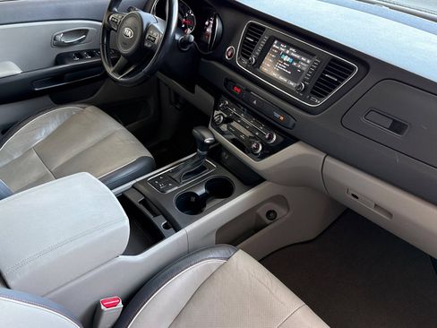 Used 2018 Kia Sedona LX w/ LX Essentials Premium Package FWD image 17