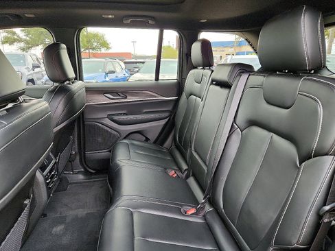 Used 2024 Jeep Grand Cherokee Limited w/ Black Appearance Package image 11