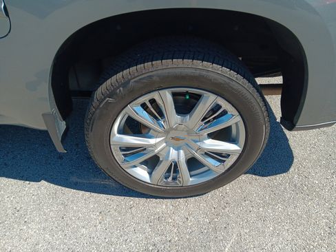 Used 2023 Chevrolet Silverado 1500 High Country w/ High Country Premium Package AWD/4WD image 4