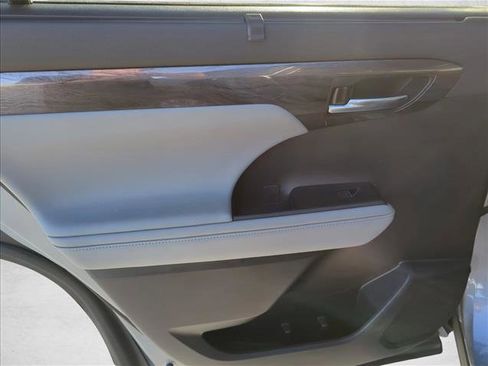Used 2021 Toyota Highlander Limited image 24
