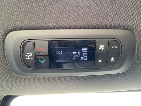 Used 2025 Chrysler Pacifica Select FWD image 16