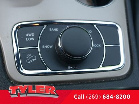 Used 2015 Jeep Grand Cherokee Limited w/ Luxury Group II AWD/4WD image 32