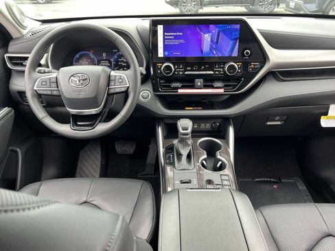 New 2026 Toyota Highlander Limited image 19