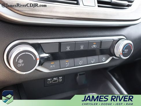 Used 2025 Nissan Altima 2.5 SV FWD image 35